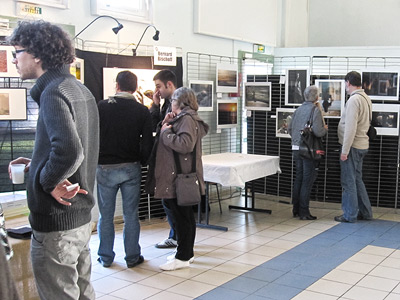 Public du festival photo devant l'expo de Bernard Bischoff